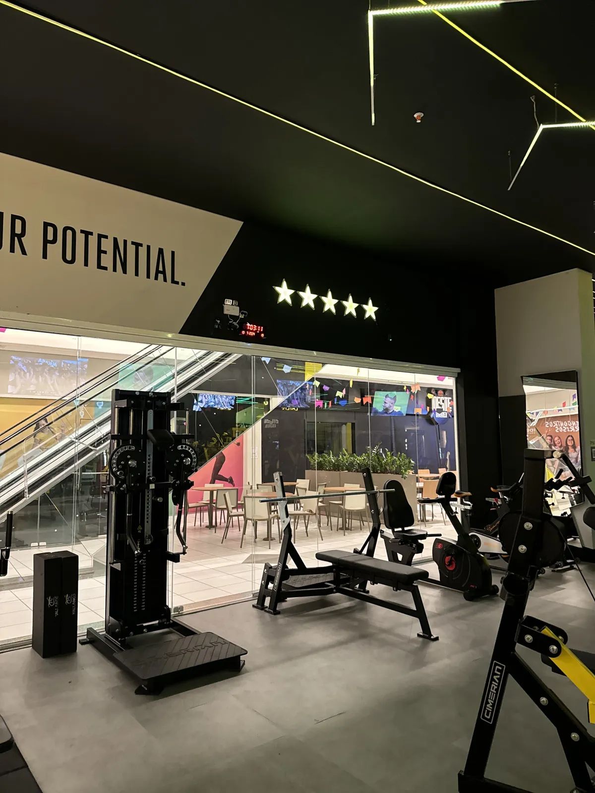 Área de máquinas com vista para o shopping